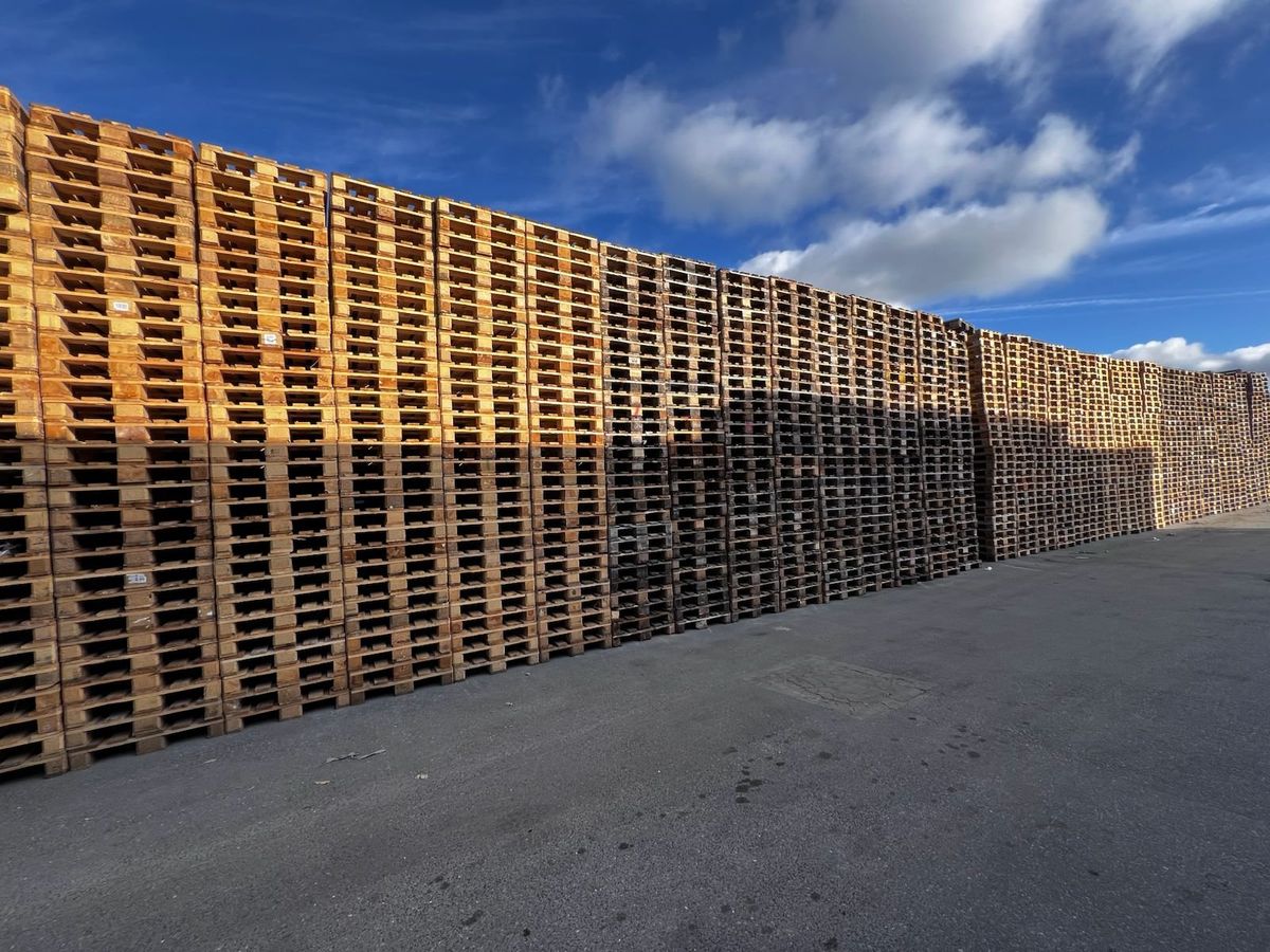Stock de palettes bois empilées sur le site DirectPAL à Pontault-Combault